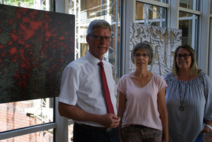 Leiter des Finanzamts Michael Spira mit den beiden Fotografinnen Doris Tasarek und Susanne Weich im Foyer des Finanzamts